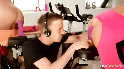 Sexy fitonyashki fuck in the gym with their coach