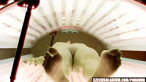 Heels and shaved pussy of a beauty salon client close-up in a solarium